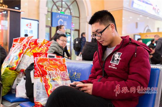 来自山西的马先生为家人购买了大量的海鲜产品,让家里的老人小孩尝鲜。