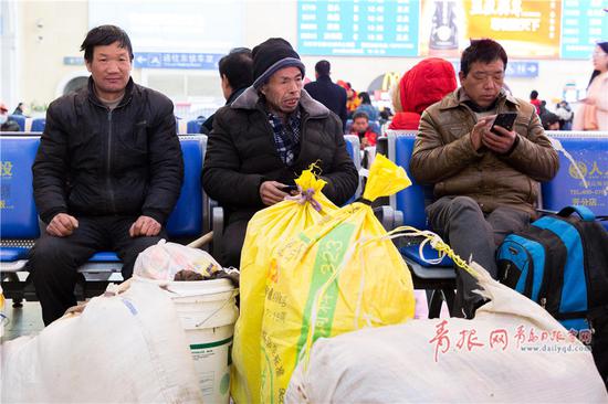 张先生来自河南,在青岛做湖泊喷浆工作,他们团队一共是七个人,眼前成堆的行李袋,他们今年收获很多。