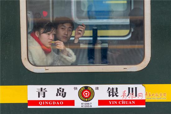 顺利上车准备返乡的旅客。