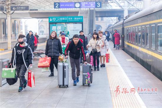 站台上,步履匆匆的返乡旅客。