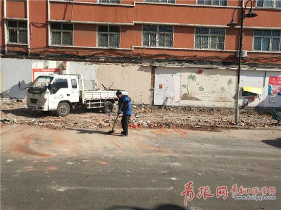 ▲违建拆除后留出的空地,街道将对这一区域进行重新规划。