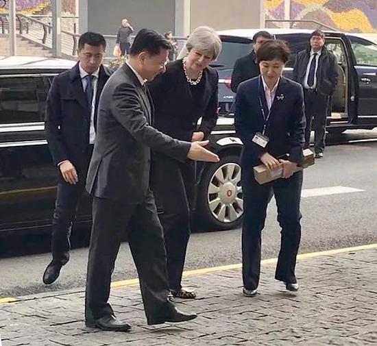 小编(远远地)见到了真人,激动到手抖!😍小编(远远地)见到了真人,激动到手抖!😍
