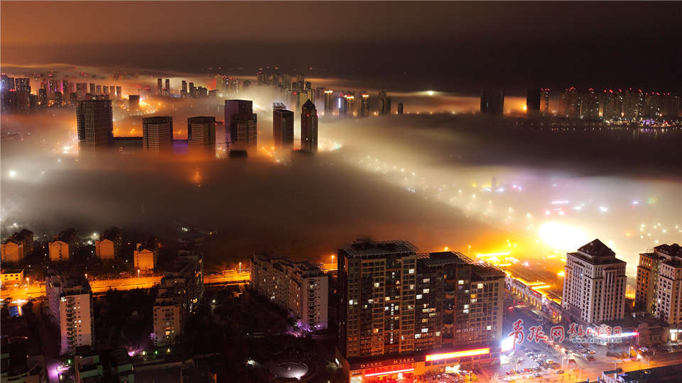 夜色中的城市被一层平流雾缭绕,流光溢彩,给三月的青岛增添了绮丽和美妙。
