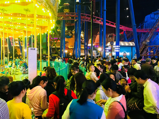 青岛东方影都万达乐园人气火爆