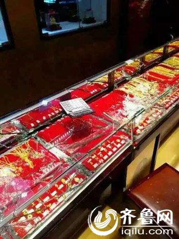珠宝柜台被砸破 网友供图