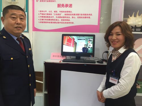图说:曲乐勇为记者演示三方调处视频系统。(黄博摄)