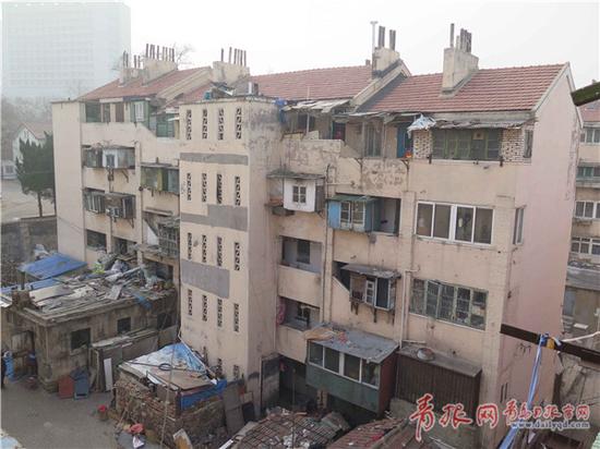 四流南路143号棚户区的房屋外观老旧,楼院卫生安全条件差.