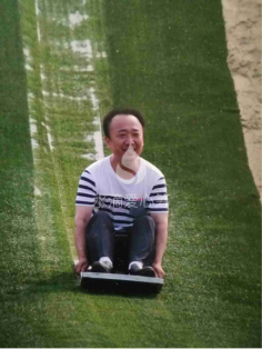 这张照片就是7月份是，刘旭东一家人去北戴河旅游时的留影，那么开心充满生气。