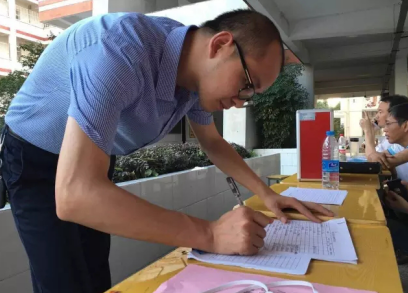美媛梦家人齐上阵,自己搬运救灾物资。