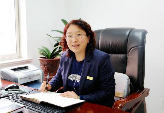 银行女员工上班第一件事就是换衣服|银行女员