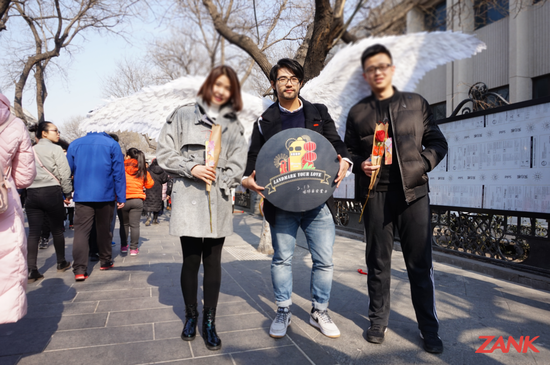 图:2月12日于南锣鼓巷型男与路人合影
