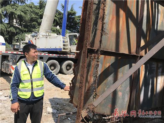 广告牌主体已严重腐蚀