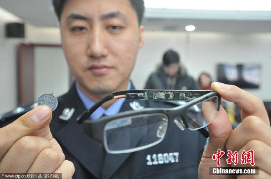 资料图:警方查获的考试作弊器等设备和作弊器械。黑与白 摄 图片来源:CFP视觉中国