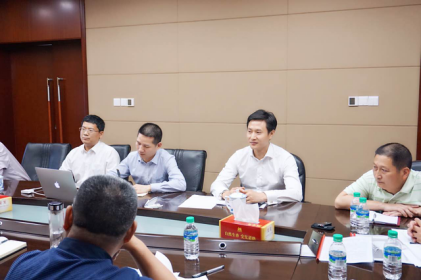 美国风投学院院长钟德辉(左二)、世投集团总裁李方文(右二)与省工信委领导在会谈