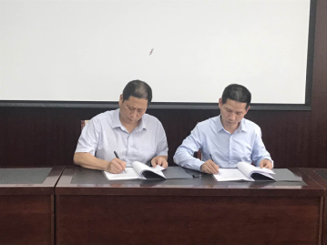 美国风投学院院长钟德辉(右一)、江西省工信委领导(左一)签署战略合作协议