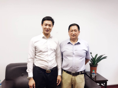 世投集团总裁李方文(左一)与江西省工信委领导(右一)合影