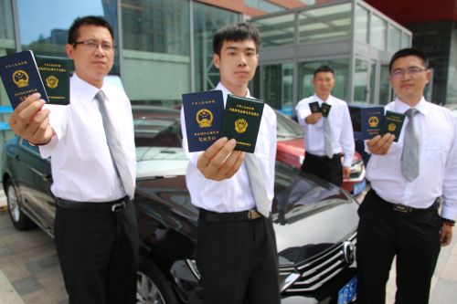 首批交运网约车驾驶员取得从业资格