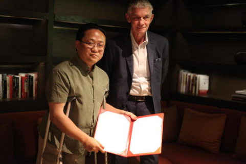 (M5俱乐部创始会长郭漫舸与Giulio Cappellini先生签约合影)