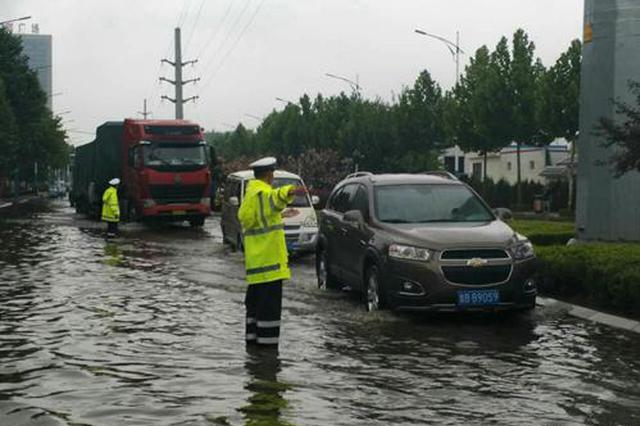 据平度交警微博,8月3日早高峰时间,因大雨平度市广州路与厦门路交叉路口积水较深,部分车辆抛锚导致交通拥堵,交警冒雨疏导交通。