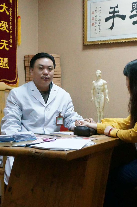 李宏中医博士在为患者诊疗