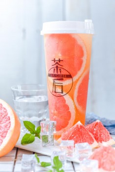 (醇厚奶盖搭配新鲜水果,好喝又好看。)