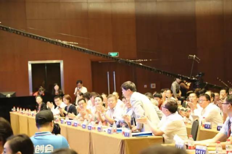 (原卫生部副部长张凤楼、国家发改委司长宋承敏、中整协质量部主任刘琳琳等出席了本届盛会)