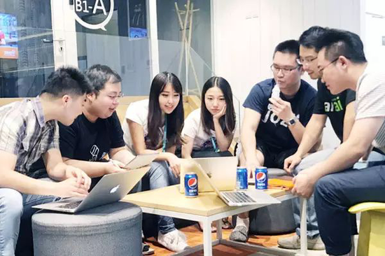 Zhang Mo (third left), founder of AI computer vision engine service provider Yi+, talks with her colleagues in Beijing, Sept 5,2017。