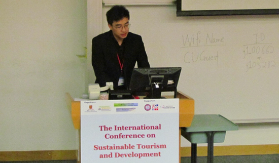 (亚太生态经济研究院香港学术中心负责人王哲博士在国际旅游学术会议上发表演讲)