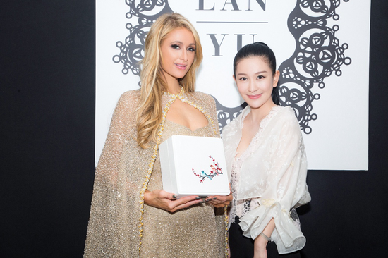 Paris Hilton展示LANYU苏绣礼盒