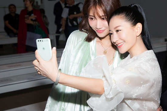 设计师兰玉与李斯羽自拍