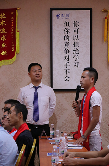 (图为客户现场提问)
