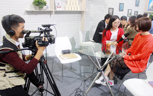 CCTV证券资讯《对话星品牌》栏目组助力轻盟