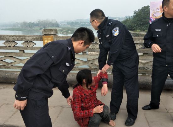 自贡富顺轻生女子欲跳桥瞬间 民警将其一把抓住