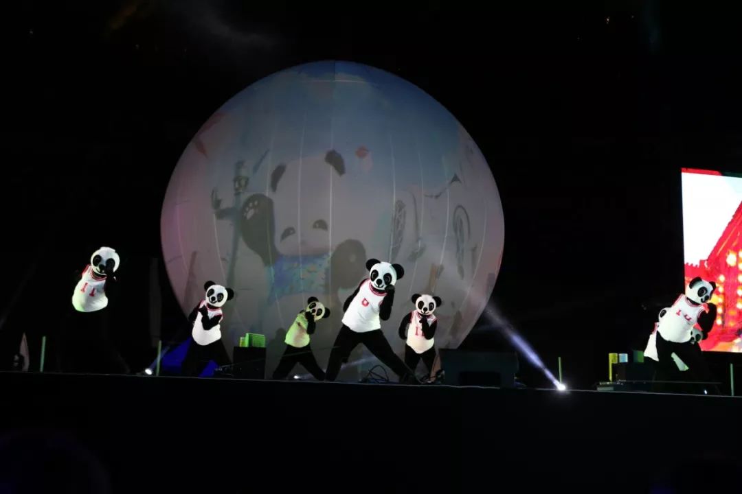 第30届世界大运会闭幕式上演精彩的“成都8分钟”
