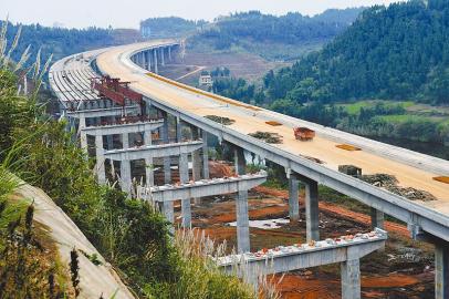 四川加快重点项目建设进度 成安渝高速力争2016年底通车
