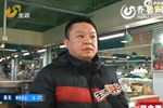 男子烤腸中吃出藍(lán)色塑料 廠家：挑出來(lái)就行