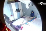 實拍女子虐待男童狂抽耳光 被子蒙住暴打