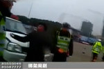 男子一年被安排12次相親崩潰逃跑 母親報警追人