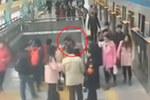 實(shí)拍男子逃票被阻后大怒 推倒女員工致其暈倒