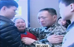 男子被拐18年后與父母團(tuán)聚 三人相擁而泣
