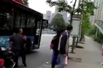 成都男子暴打女子搶奪防衛噴霧器 多位路人淡定圍觀