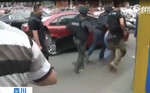 實(shí)拍四川警方槍戰(zhàn)毒販 成功解救5名人質(zhì) 