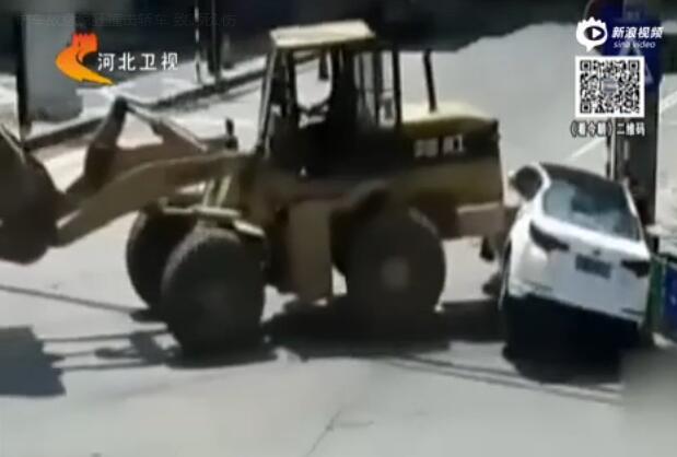鏟車故意瘋狂撞擊轎車 致1死1傷