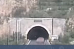 監拍轎車駛入隧道口瞬間山體崩塌 土石傾瀉而下