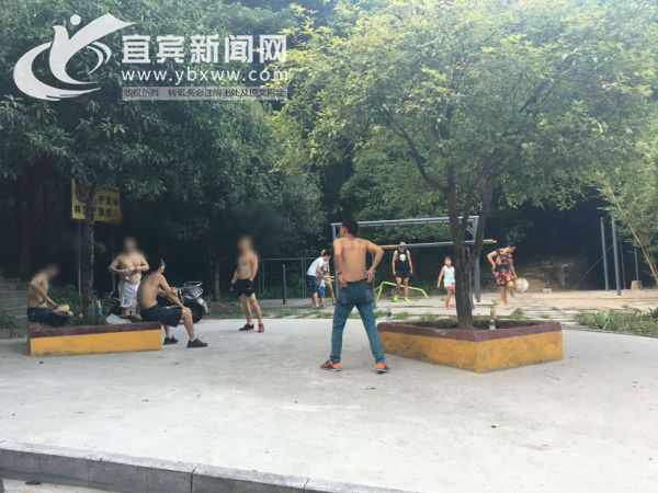 几个“光胴胴”聚在翠屏山的一个小广场上很是扎眼。(宜宾新闻网 龙亿江 摄)