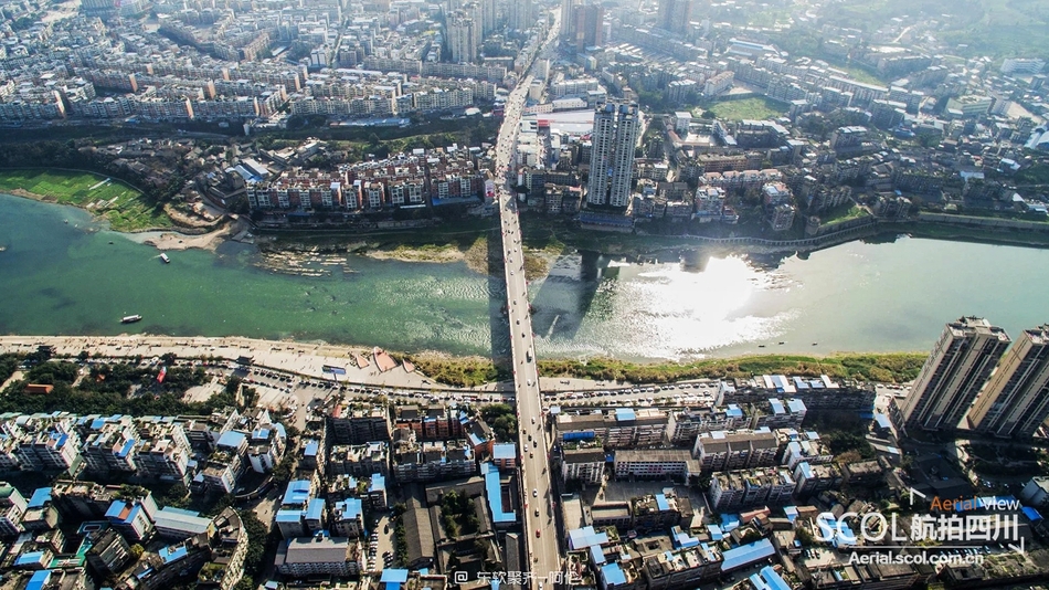 他的故乡是资中,隶属四川省内江市,位于沱江中游.