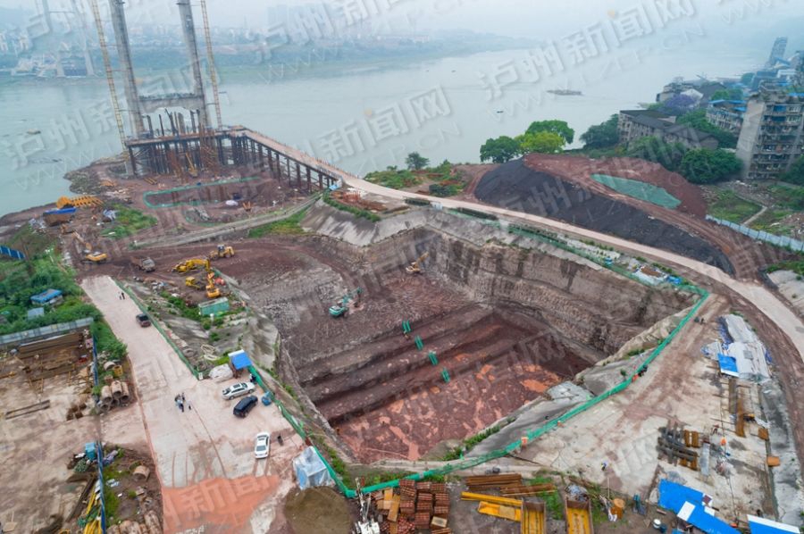 泸州长江二桥工程挖了个大坑 有9个篮球场大