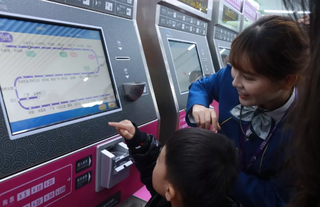 英菲克幼儿园与地铁“小5” 零距离接触