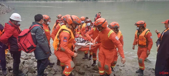 ↑四川省森林消防总队正在救援救援