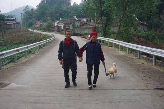 妈妈牵着儿子的手 走过41个年头